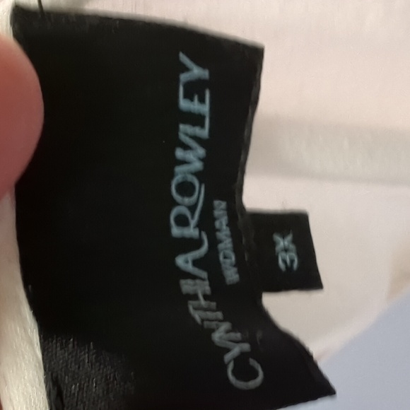 Gorgeous cotton lace top white on white embroidery with cut outs. - Picture 5 of 6